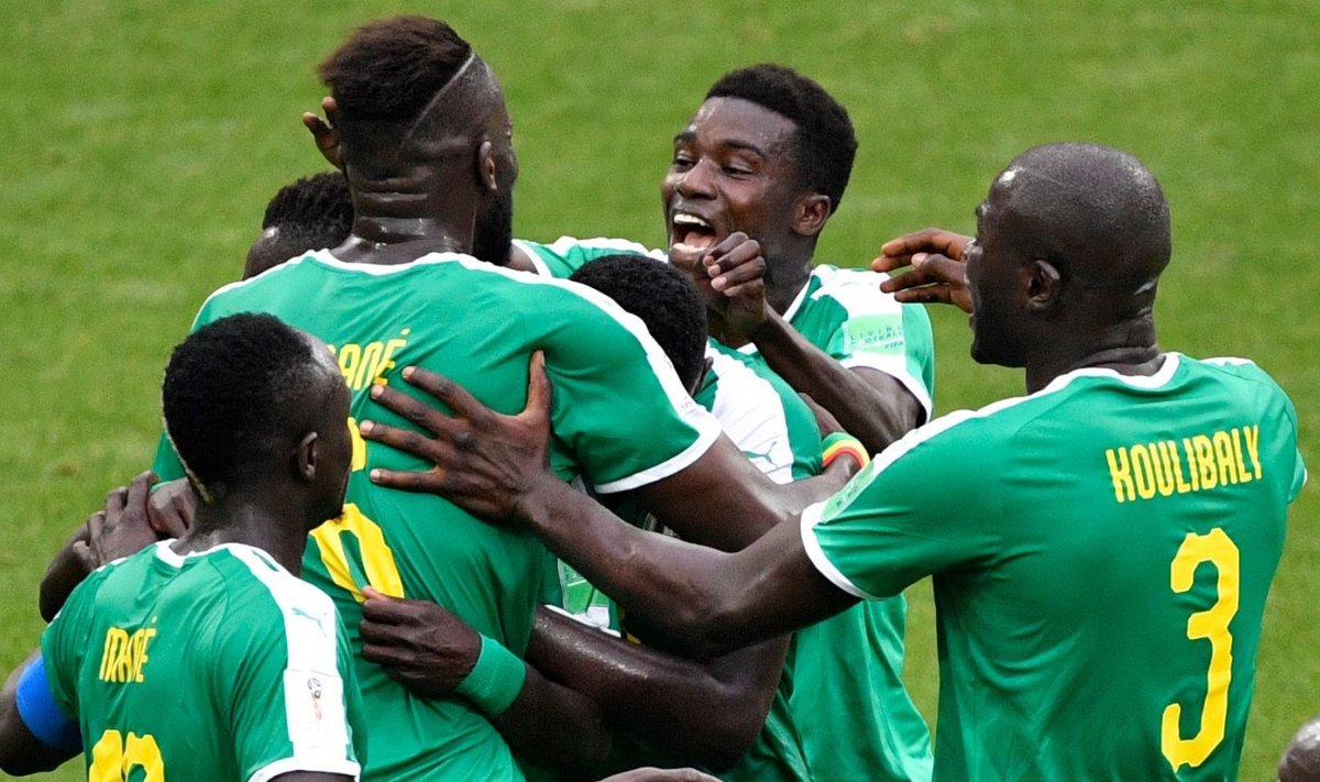 Senegali koondis tähistamas