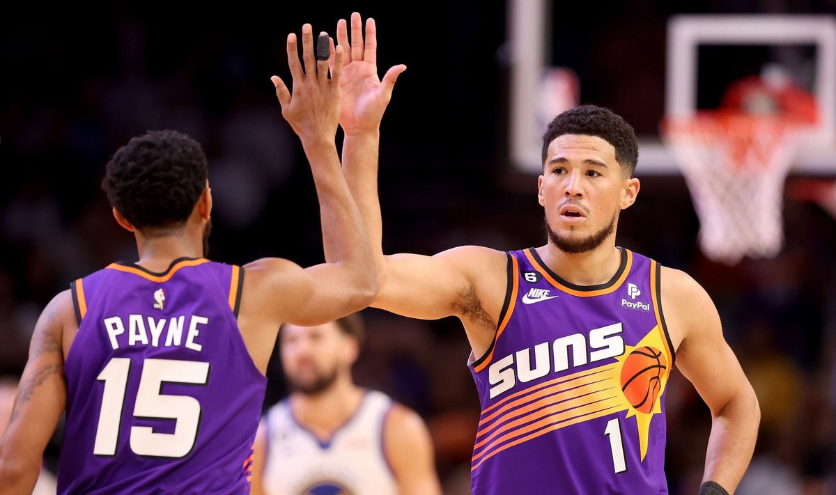 Devin Booker (paremal) vedas Sunsi võidule Warriorsi üle.