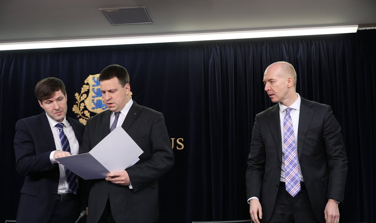 Rahandusminister Martin Helme (vasakult), peaminister Jüri Ratas ja Eesti Panga president Madis Müller kinnitasid eile, et kõik sammud, mis ette võetakse, peavad olema hästi sihitud ja vahetu mõjuga.