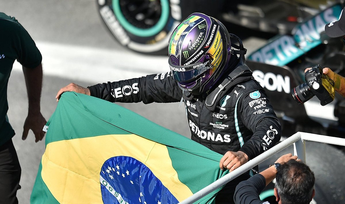 Lewis Hamilton tähistamas Brasiilias saavutatud esikohta.