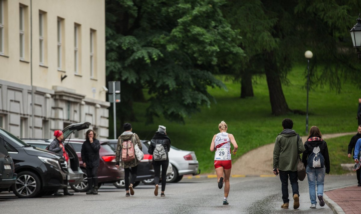 Tartu südalinnas segunesid võistlejad laupäeva pärastlõunal linnakodanike ja turistidega.