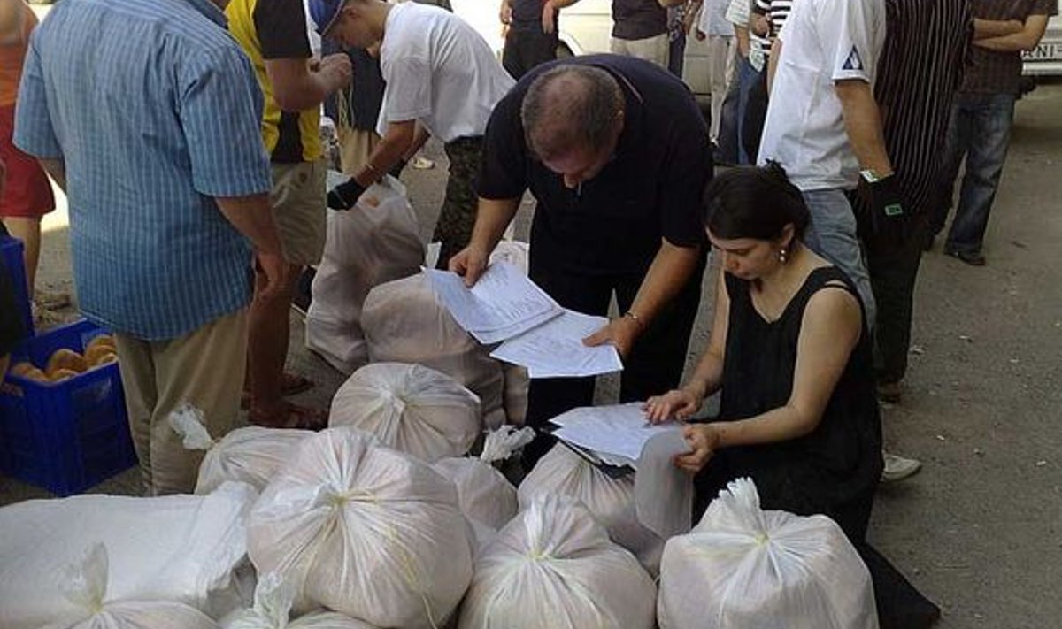 TOIDUABI VAHENDAJAD:  Eesti vabatahtlikud pakivad Abhaasiast saabunud põgenikele toidumoona. Kottides on saiad.