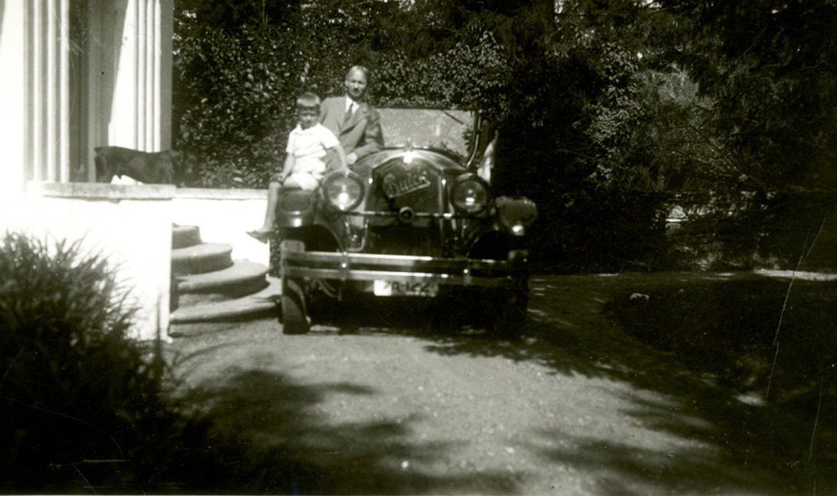 Ameerika auto: Herman ja Ülo Rõivas poseerivad oma Buickiga. Foto 1930ndatest.