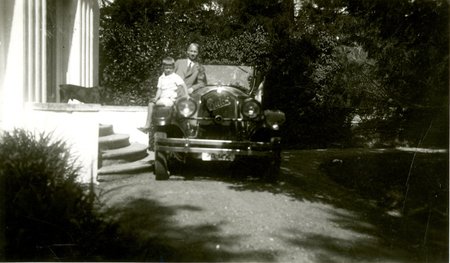 Ameerika auto: Herman ja Ülo Rõivas poseerivad oma Buickiga. Foto 1930ndatest. 