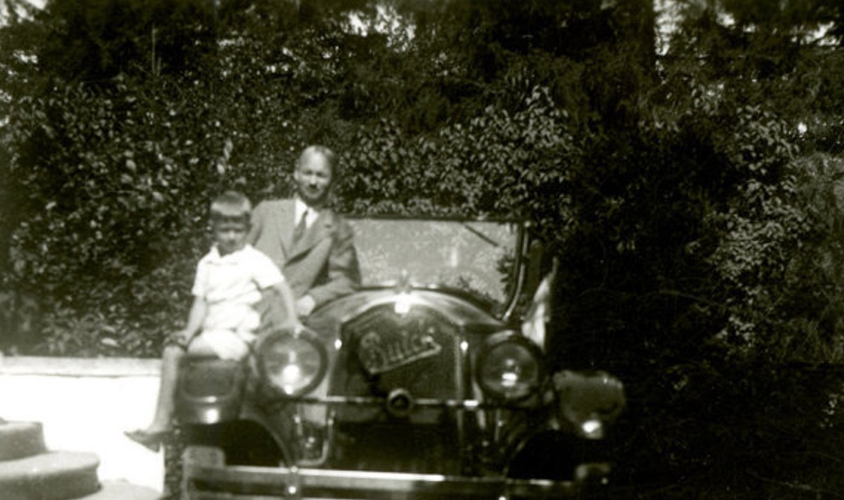 Ameerika auto: Herman ja Ülo Rõivas poseerivad oma Buickiga. Foto 1930ndatest. 