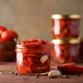 Mida head sisaldavad päikesekuivatatud tomatid ja kuidas neid ise valmistada
