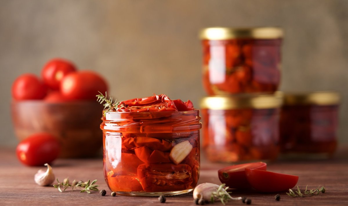 Päikesekuivatatud tomatite valmistamise võib ka kodus ette võtta.