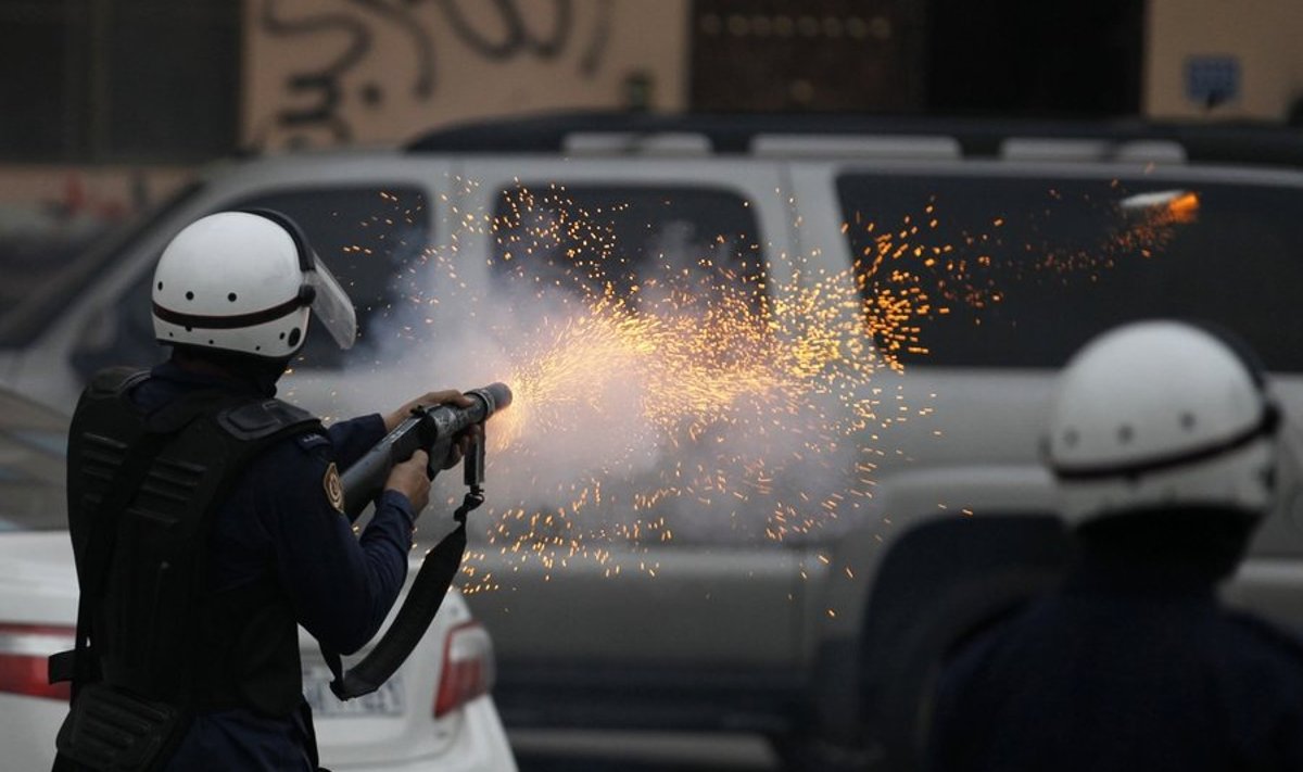 Märulipolitsei Bahreinis pisargaasiga protestijaid laiali ajamas.