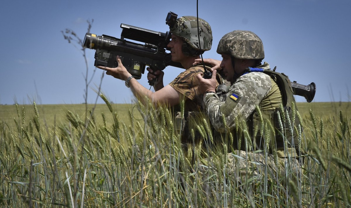 Ukraina sõdurid otsivad rindel sihtmärki USA õhutõrjeraketiheitjaga Stinger. Foto on illustratiivne. 