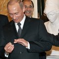 FOTOUUDIS: Vaata, kuidas Putin "varastatud" meistrisõrmust sõrme proovib