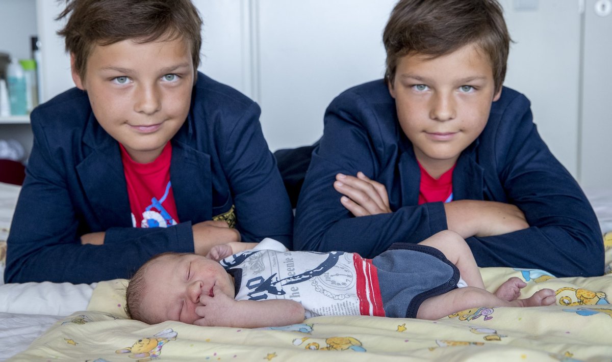 Rasmus, Ramses ja Romet on sündinud Pelgulinna sünnitusmajas. Igaüht neist on kord tähistanud sinine täpike sünnitusmaja täpilaual.
