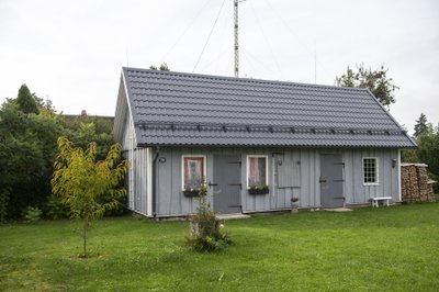 Priit Siig ja tema pere kõrvalhoone Keilas.