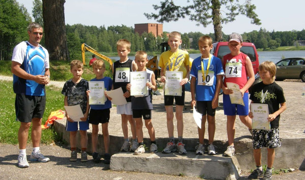 Erki Nool 2009. aastal Elva Jooksusarja avaetapil lastejooksude autasustamisel.