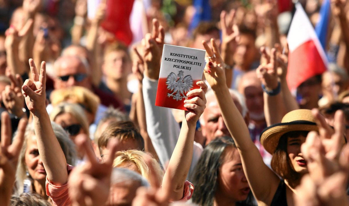 Meeleavaldajad tulid pühapäeval protestima nii Poola kui ka Euroopa Liidu lippudega, aga ka Poola põhiseadusega.