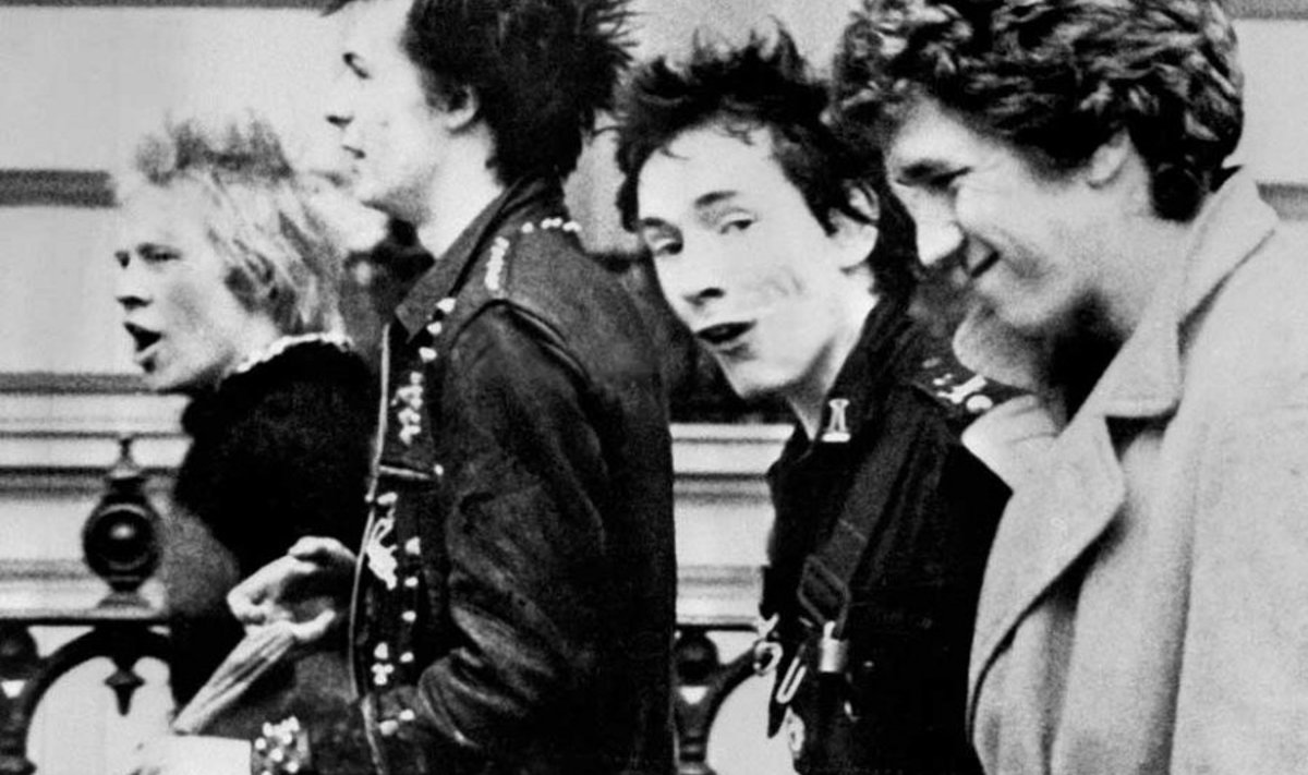 Sex Pistols teel kuninganna juubelile: Vasakult East Endi töll, kalatehase tööline Sid, kindral Laidoner ja Malcolm Lincoln. (Afp/Scanpix)