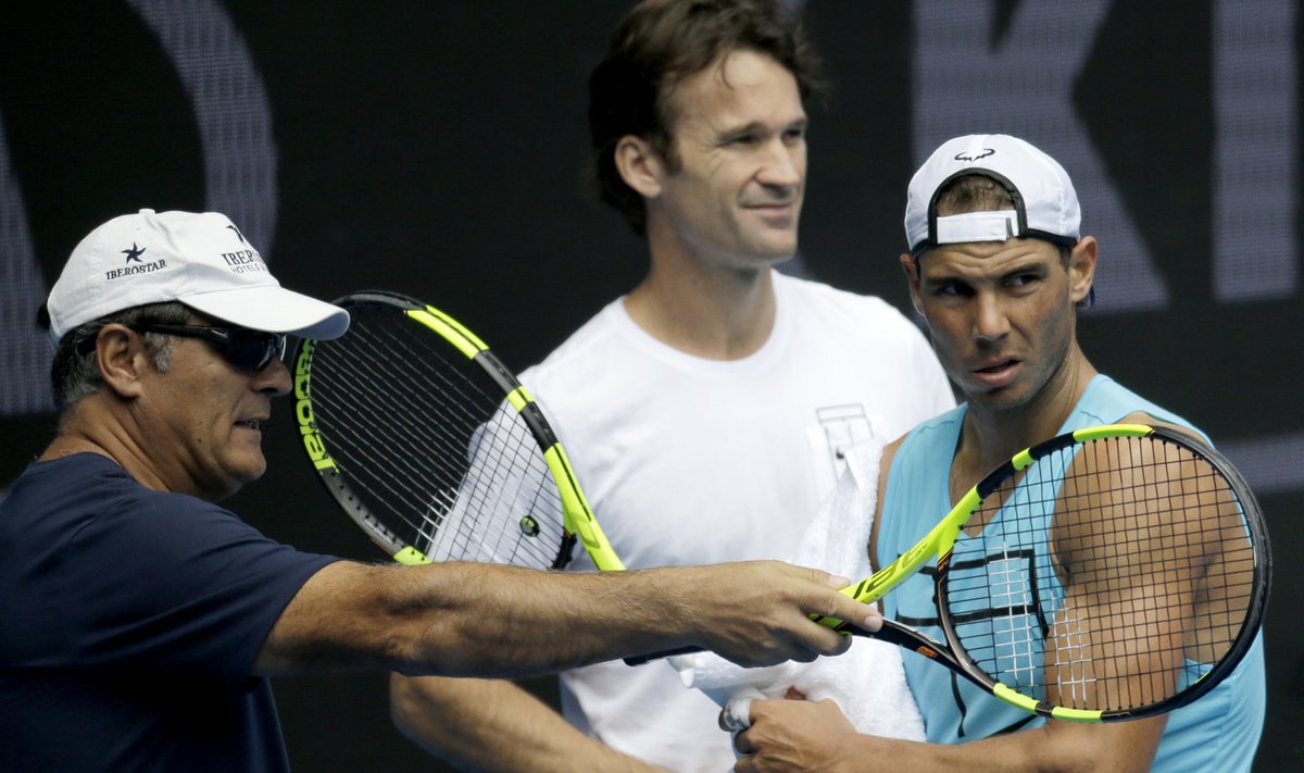 Toni ja Rafael Nadal, tagaplaanil Carlos Moya.