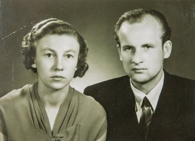 Valve ja Tõnis Ivar Abiline tagasi Eestis värske abielupaarina. Aasta oli siis 1956.