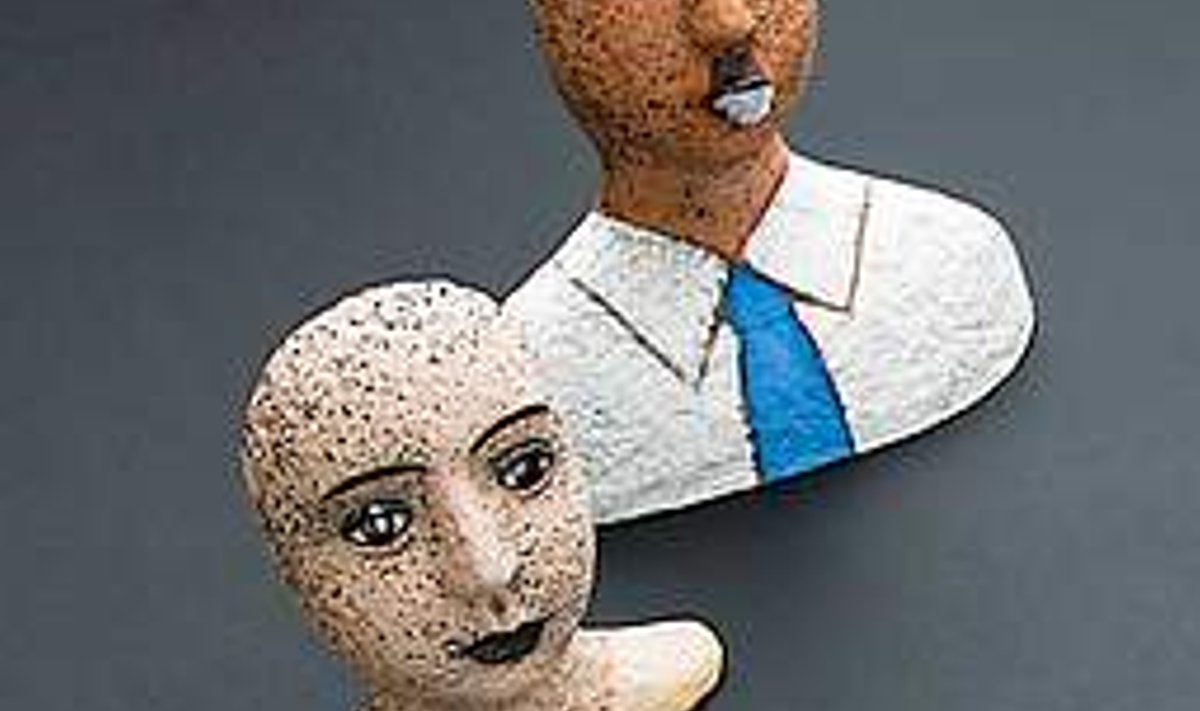 Skulptuur keraamikas: Viive Väljaots, “Rääkivad pead”, 2009. Andres Tali