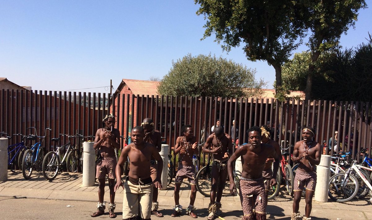 AFROTANTSUD: Soweto elanikud turistidele esinemas.