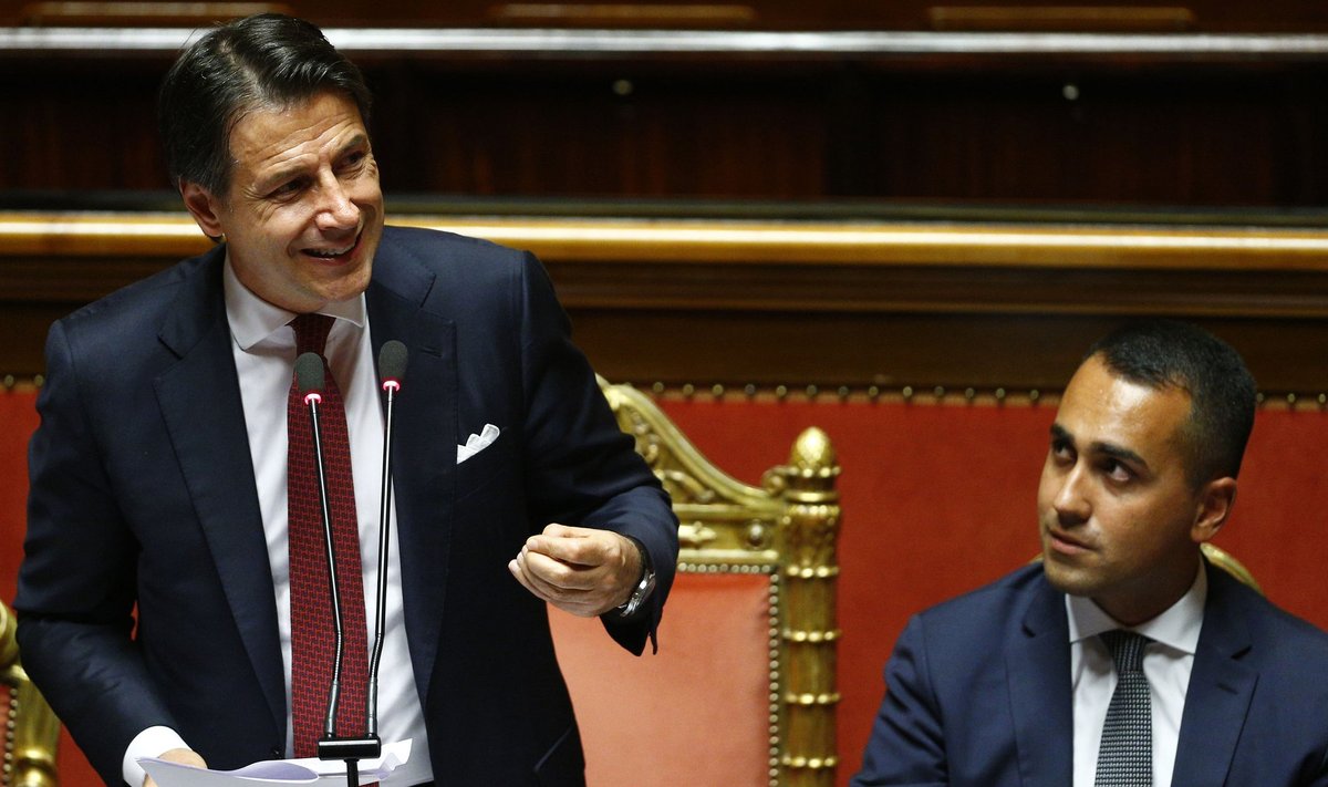 Giuseppe Conte (vasakult) saab hakata valitsema ilma asetäitjateta, Luigi Di Maio saab välisministriks.