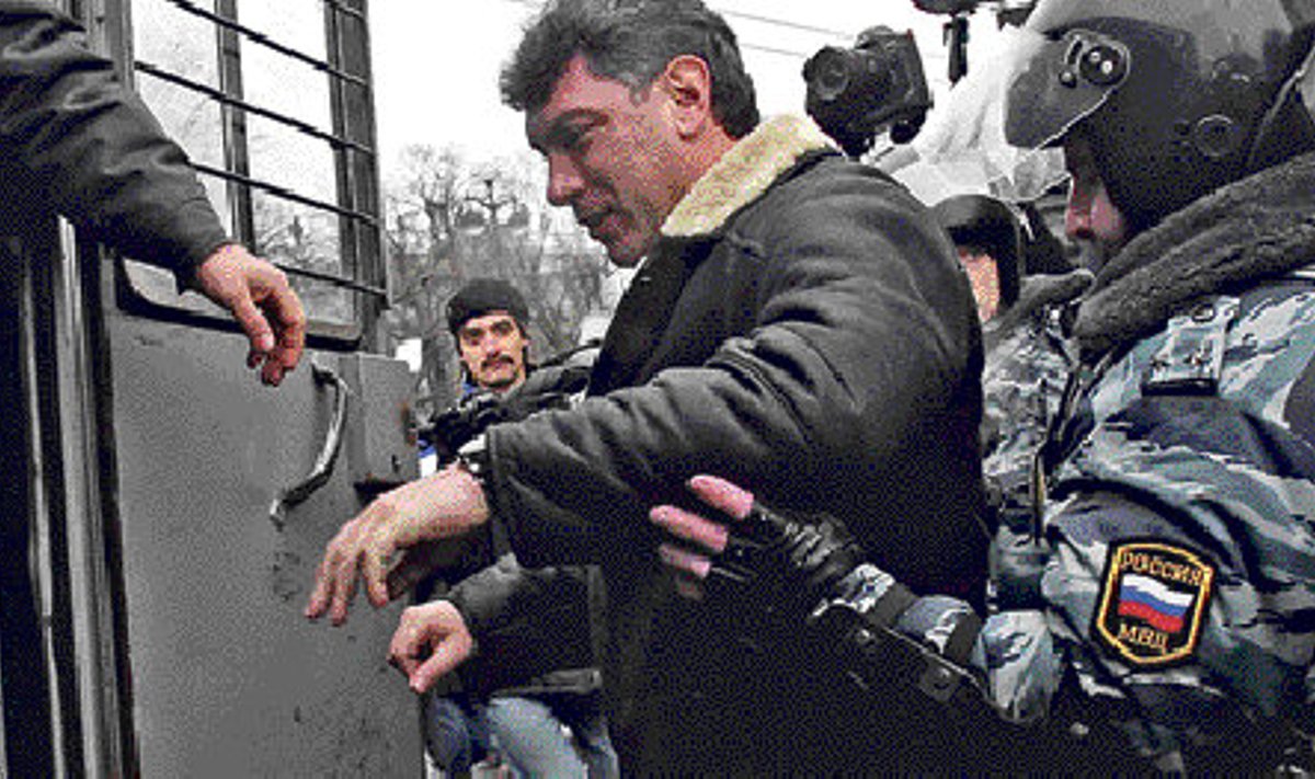 Praegust linnapeakandidaati Boriss Nemtsovi suruti 2007. aastal meeleavaldamise eest miilitsakongi. 