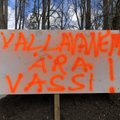 FOTOD | Laupa ja Käru põhikoolide kuueklassiliseks muutmise plaan tõi inimesed vallavalitsuse ette protestima