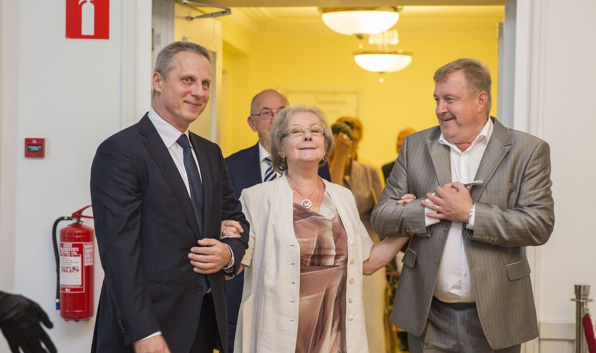 Arhiivikaadrid Helgi Sallo õnnitlemisest 75 aasta juubeli puhul Estonia teatri valges saalis. Pildil Vello Pähn (vasakul), Helgi Sallo ja Aivar Mäe