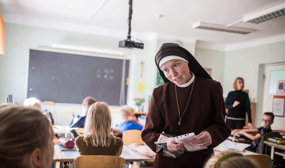 Õde Milada annab Tartu katoliku hariduskeskuses usuõpetuse tundi kolmandale klassile. Lastele jagatakse värvimiseks pildikesi ning räägitakse piiblilugude taustal palju olulist õigest, valest ja inimloomusest.
