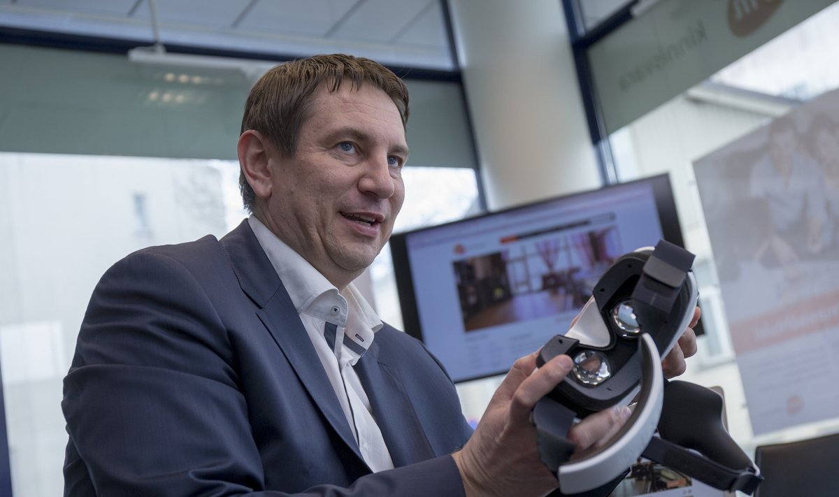 LVM Kinnisvara juhatuse liige Ingmar Saksing virtuaalreaalsuse prillidega, millega saab kinnisvaraga tutvuda sinna kohale sõitmata.