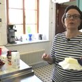 VIDEO: Soome suursaadik Eestis Kirsti Narinen valmistab maitsvat vahukoore-maasikatorti