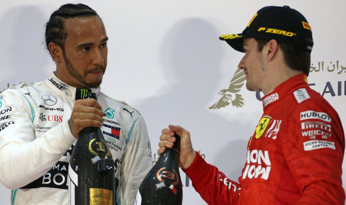 Bahreini GP võitnud vanameister Lewis Hamilton ja õnnetul kombel liirdikohalt kolmandaks langenud Charles Leclerc, kes on siiski tõusev täht.