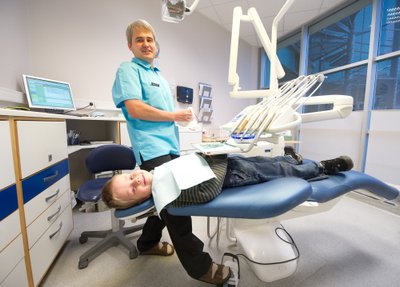 Hambaarst Marek Vink tunnistab, et peale staatilise tööasendi põhjustavad hambatohtritele muret ka stress ning ärritavad desinfitseerivad ained ja täidismaterjalid.