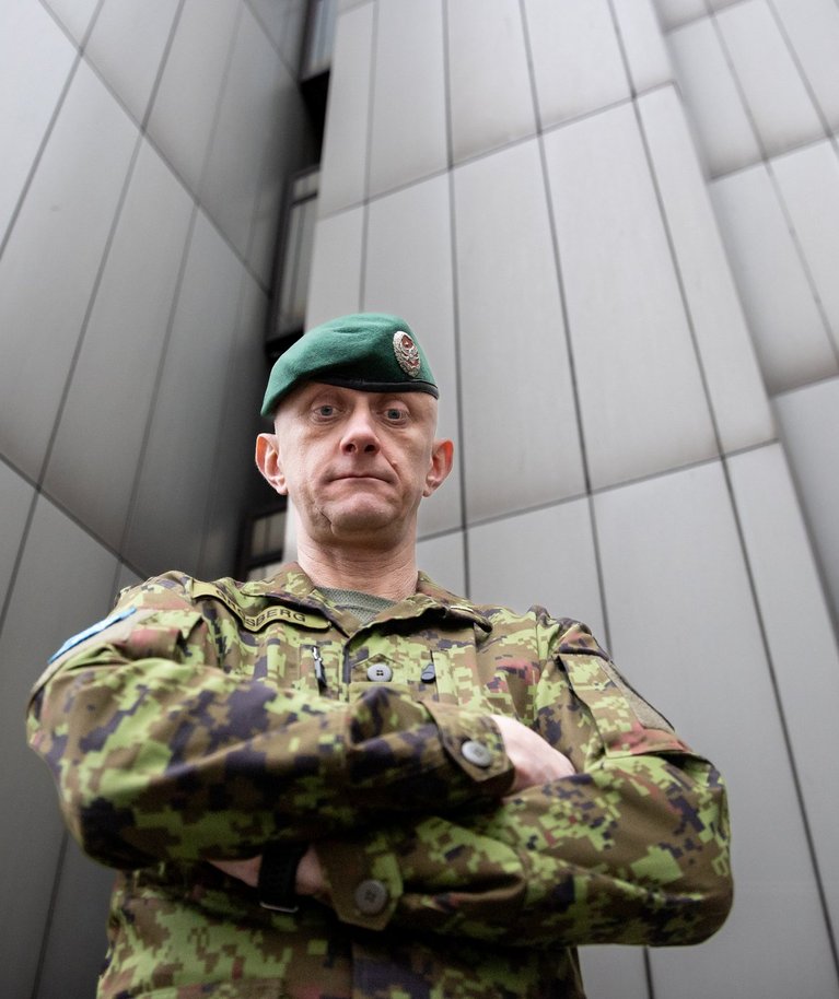 Grosberg on harjunud, et ta käest küsitakse igasugu küsimusi. Ka neid, millele vastata ei saa. Neid on üsna tihti kusjuures, tõdeb ta. Mis on arusaadav, sest kui keegi ütleb „luure”, tulevad robinal eelarvamused, spekulatsioonid, saladused. „Üks küsimus ongi tihti see, et noh, rääkige nüüd välja mõni saladus, midagi, mida teie teate, aga vot ei ole rääkinud,” naerab ta.