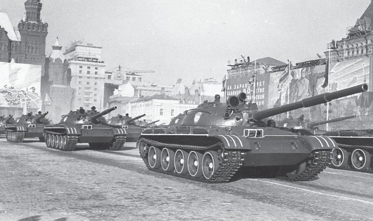 Tankid T-62 võeti NSV Liidu relvastusse 1961. aastal.