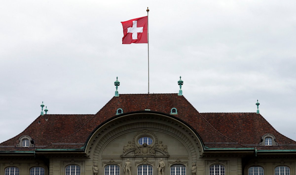 Šveitsi lipp keskpanga katusel