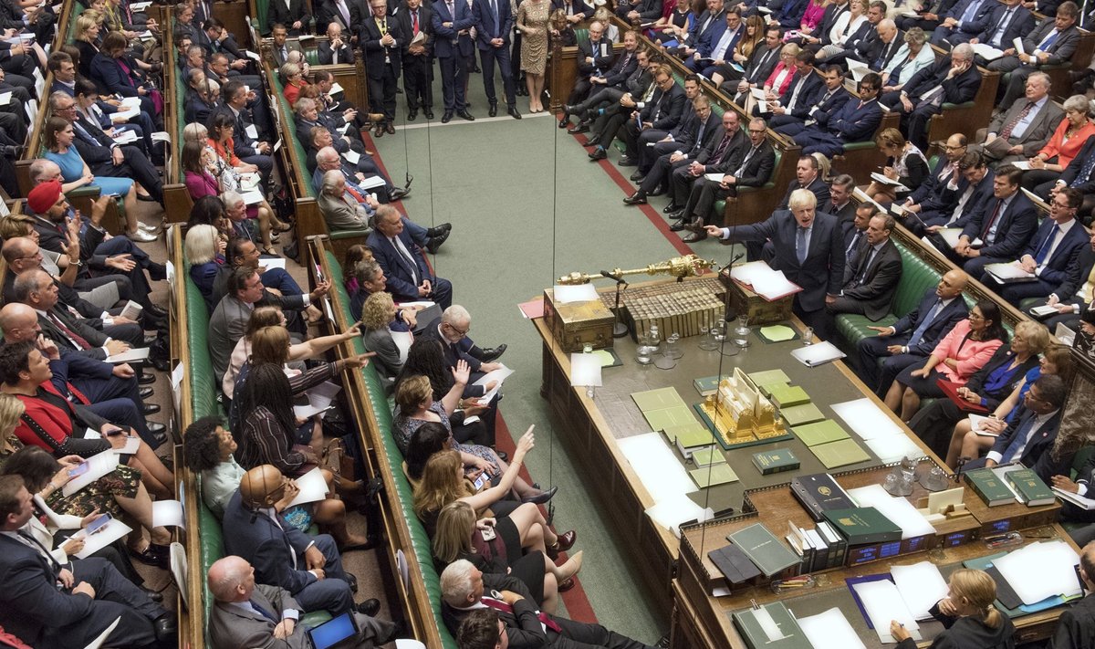 Briti parlamendi alamkoda oma täies hiilguses. Peaminister Boris Johnson (paremal keskel) võtab sõna, tema vastas istub opositsioon. Kes istuma ei mahu, seisab.