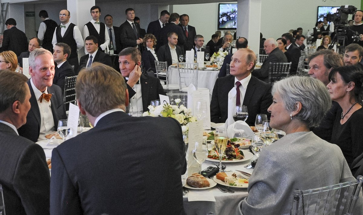2015. aasta lõpus Venemaal käinud Michael Flynn paigutati istuma Vladimir Putini kõrvale.