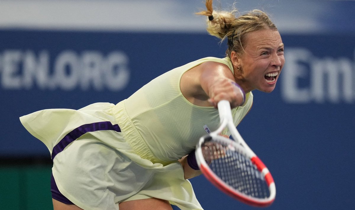 Anett Kontaveit US Openi avaringi matšis servimas.