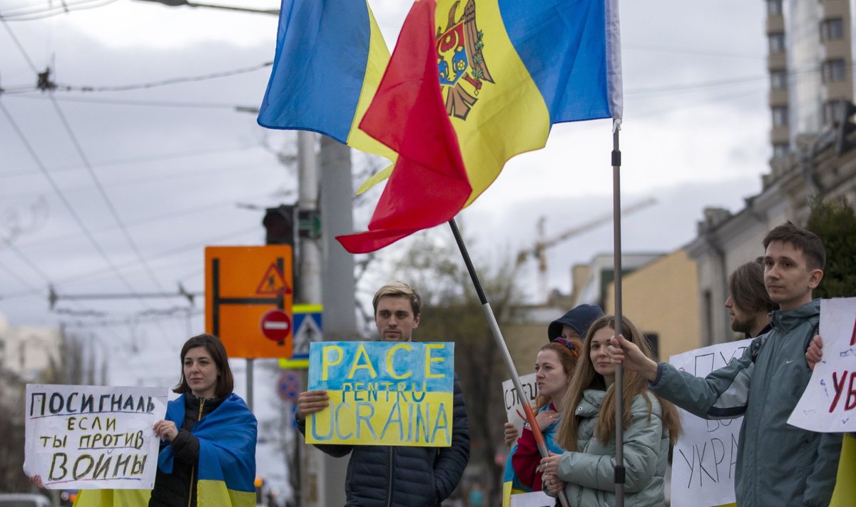 Ukraina põgenikud ja Moldova kodanikud protestimas ühiselt sõja vastu Chișinăus. 