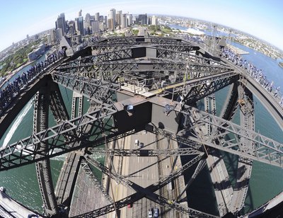 Oprah Winfrey ja 249 sillakülastajat Sydney hommikusel sillal.