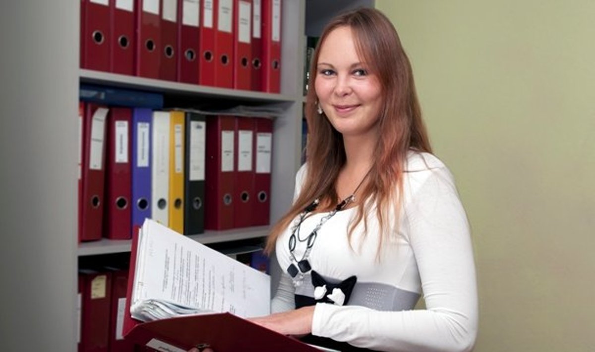  „Tippsekretär 2011“ võitja Triinu Maksim tööhoos. 