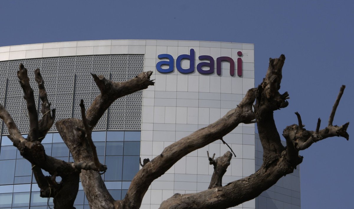 Adani Groupi aktsia jätkab peale süüdistusi langust.