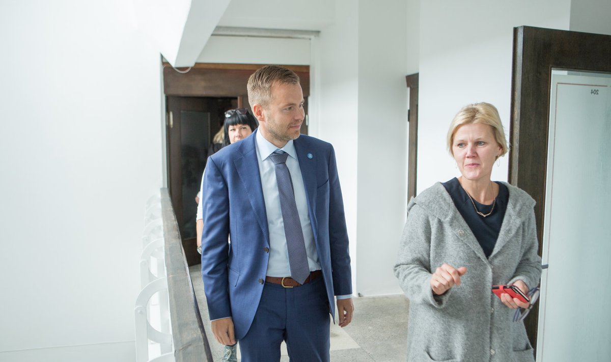 Enne arutelu ettevõtjatega tutvustas Helle Susi minister Rene Tammistile endist Saare KEK-i kordatehtud maja. 