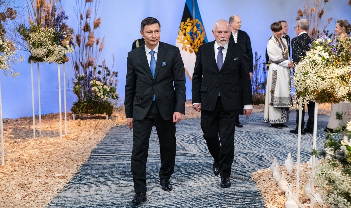 Mihhail Kõlvart koos isa Üloga Eesti Vabariigi 102. sünnipäeva puhul pidulikul presidendi vastuvõtul.