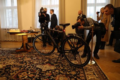 На встрече президент Эстонии Керсти Кальюлайд подарила президенту Украины электрический велосипед эстонского производства