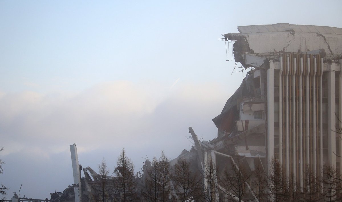Saint Petersburg Sports and Concert Complex collapses during demolition
