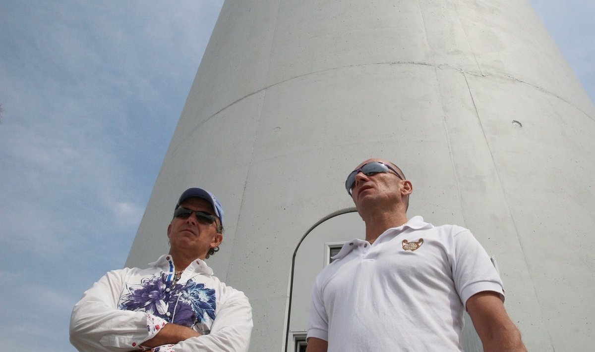 Taevale lähemal: Andres ja Oleg Sõnajalg tuuliku jalamil, mis praegu on kõigest 40 meetri kõrgune post. See kasvab veel kolm korda kõrgemaks.