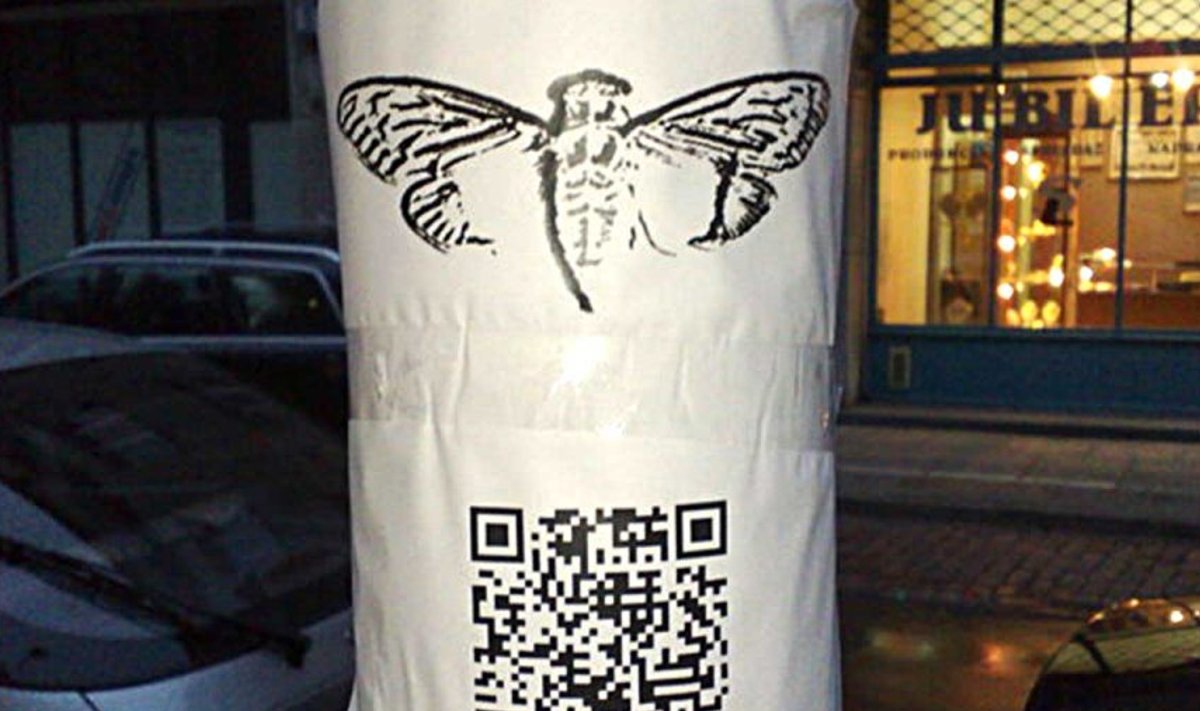 Sõnumid postidel: Cicada võrgustik on ülemaailmse ulatusega, sest teated pandi üles tosinasse linna eri riikides. Pildil plakat Varssavis.