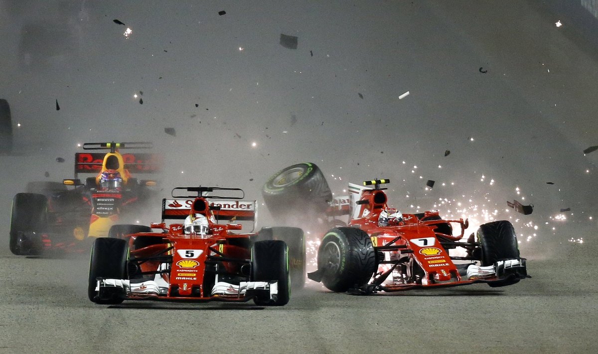 Ferrarid teevad avarii ja annavad sellega Mercedese sõitjale Lewis Hamiltonile suure võimaluse.