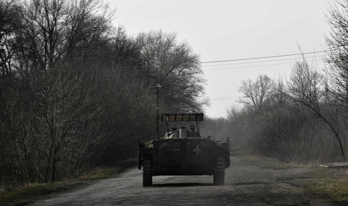 БТР украинской армии катится по дороге в Сумской области. Иллюстративное фото.